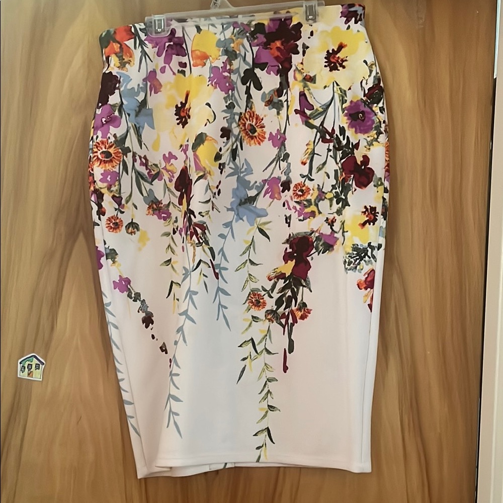 Cream Knee-Length Pencil Skirt with Floral Design